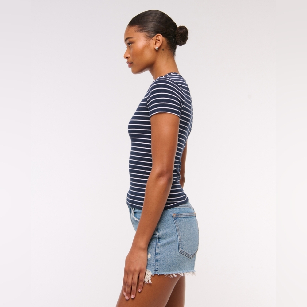 Abercrombie High Rise Mom Short - Picture 5 of 10
